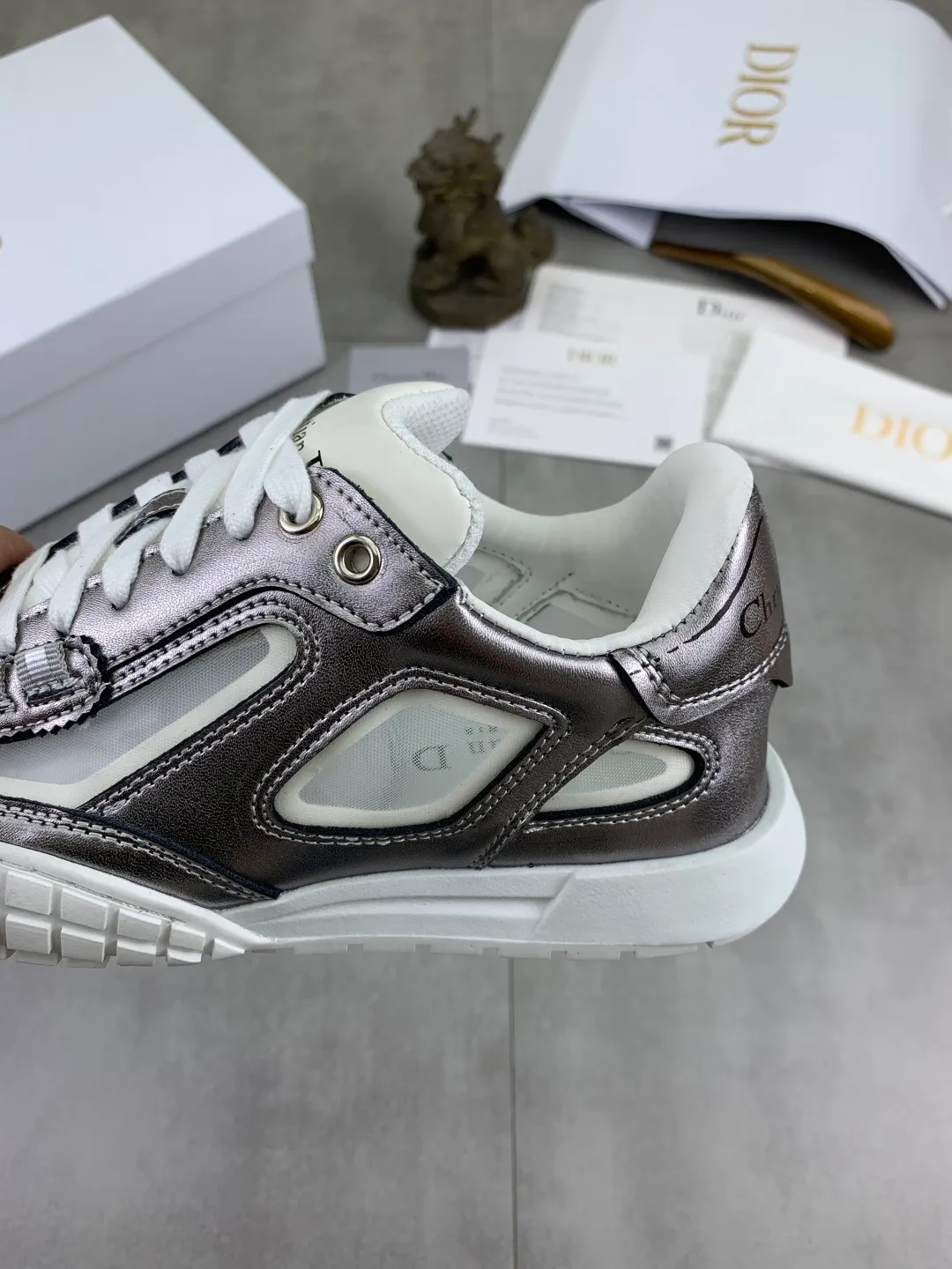 Men's men's shoes P520 new Dior Tech sneakers 2026 early spring series new products, with fashionable details, highlighting retro aesthetics. The light beige anti-suede cow leather upper is spliced ​​with apricot transparent mesh fabric on the side. The upper window edge is adhered with high-frequency flat ironing and back-pressure. It replicates the original craftsmanship, making it beautiful and comfortable without falling off. The interior is made of sheep lining of the same color, which is soft and comfortable. The heel and tongue are embellished with the Paris logo. The textured TPU soles with the same color logo. The high-end version is exquisitely packaged, adding a high-end style.  Code number: 35-46